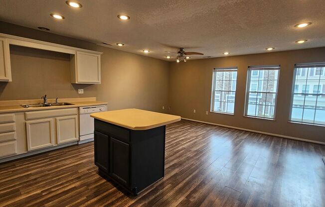 Modern 3-Level Townhouse in a Desirable Neighborhood – Spacious & Stylish!