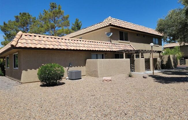 REALLY CUTE TOWNHOME LOCATED IN GREEN VALLEY AREA!!