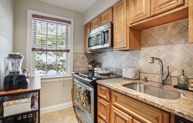 Spacious 2BR/1BA in Rock Creek Gardens!