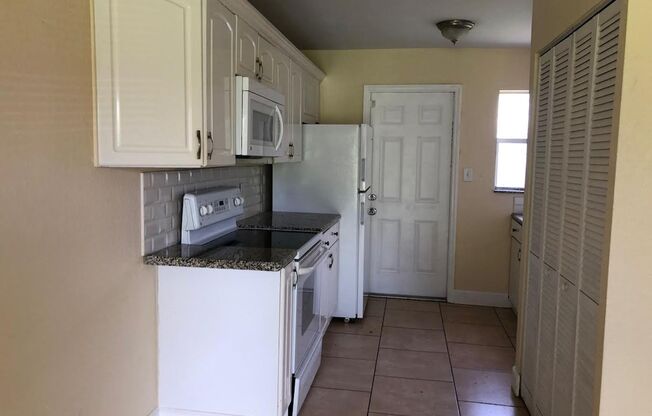 FOR RENT!!! BEAUTIFUL 2 BED 1 BATH DUPLEX.. MOVE IN READY.