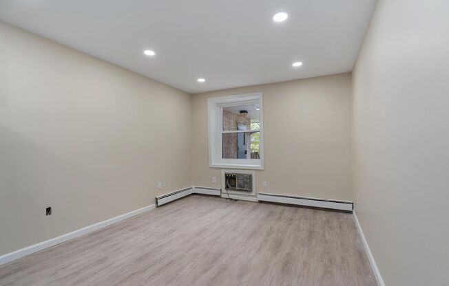 2 beds, 1 bath, 700 sqft, $1,600, Unit A204