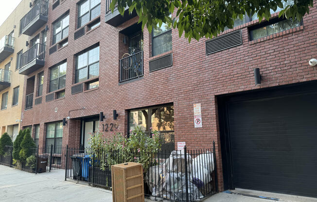 1229 PUTNAM AVE