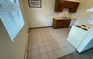 2 beds, 1 bath, $795, Unit 2