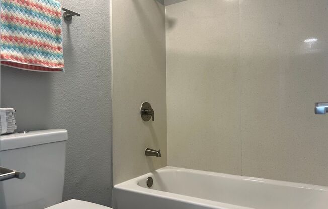 2 beds, 1.5 baths, 850 sqft, $2,880, Unit 0008