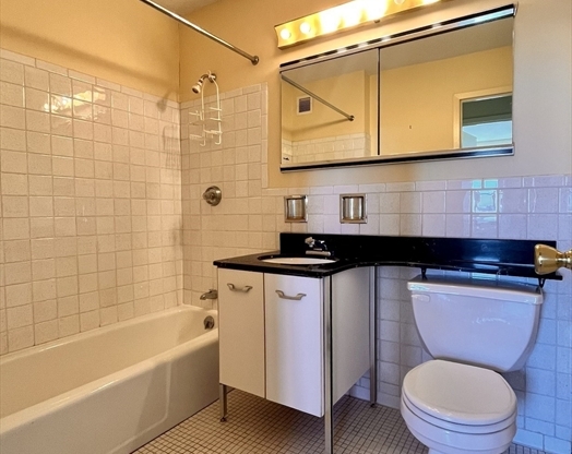 1 bed, 1 bath, 605 sqft, $3,500, Unit 23L
