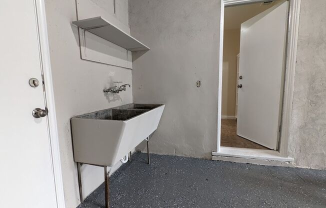 2 beds, 1 bath, $1,600