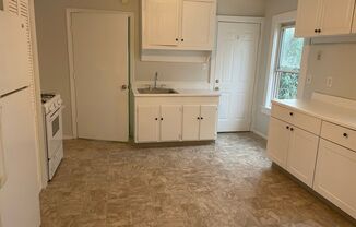 3 beds, 1 bath, $1,900, Unit Unit 2