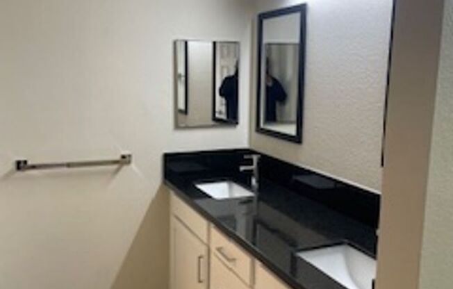 2 beds, 1 bath, 707 sqft, $1,239, Unit 7224