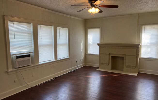 1 bed, 1 bath, $735, Unit Apt 2