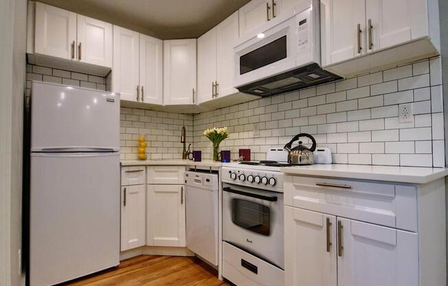 2 beds, 1 bath, $5,200, Unit 4F