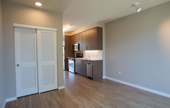 Sellwood 3rd Floor-Studio w W/D Ready Late June!