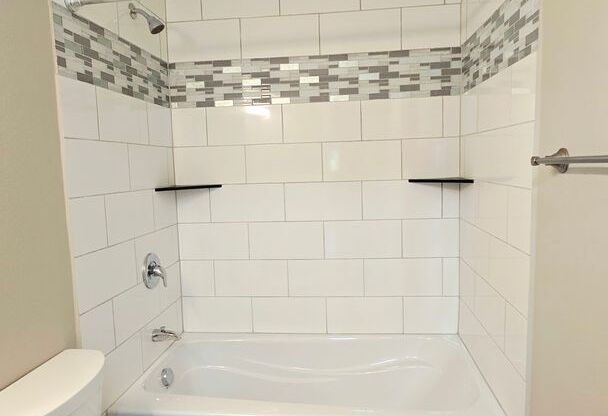 2 beds, 1 bath, 907 sqft, $1,100, Unit 1885E