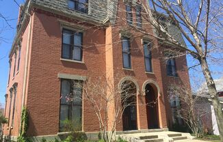 220 S 6th St (Maison de Ville)