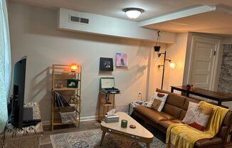 2 beds, 1 bath, $1,700, Unit B