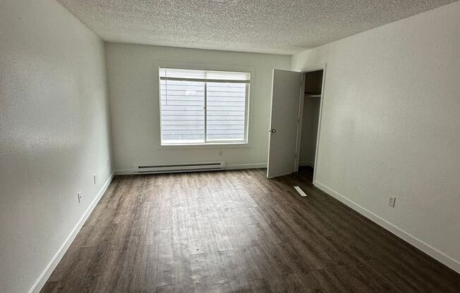 2 beds, 1 bath, 900 sqft, $1,295, Unit 27