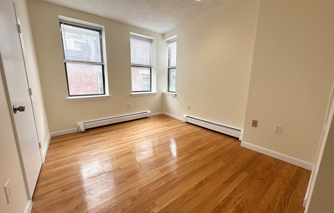 2 beds, 1 bath, $2,800, Unit 3