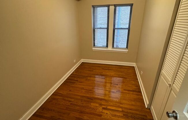 3 beds, 1 bath, $1,300, Unit 4834 #103