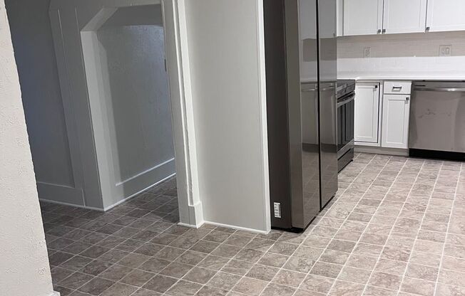 Large renovated 2 bedroom apartment in the heart of Stayton.  Don't miss this opportunity!