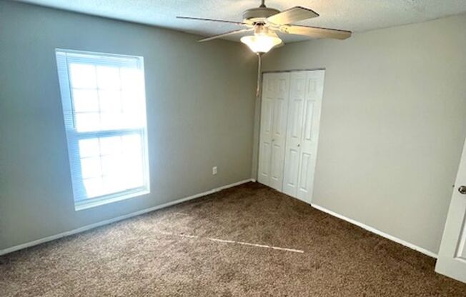 2 beds, 1.5 baths, 950 sqft, $949, Unit 77