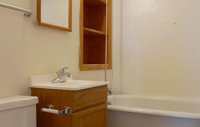 2 beds, 2 baths, 950 sqft, $1,415, Unit 10 - 210