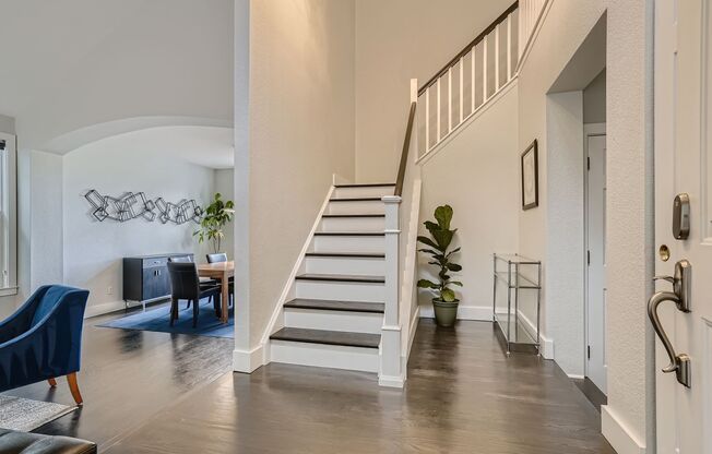 Beautiful Waneka Landing 5 bed/4 bath Home! Available August 6!