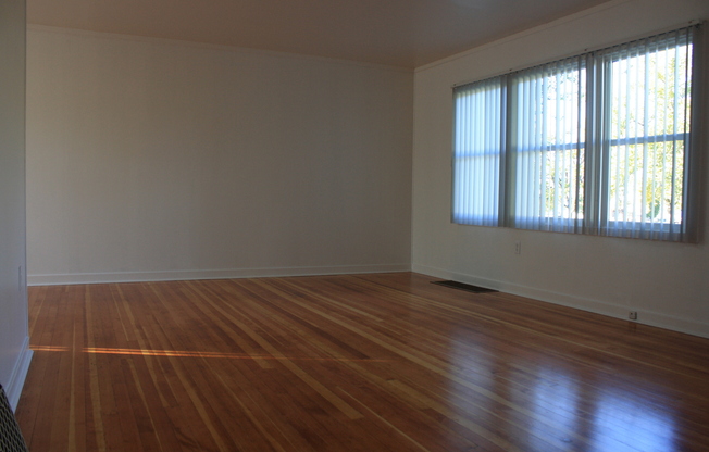 2 beds, 1 bath, $1,400, Unit 1334