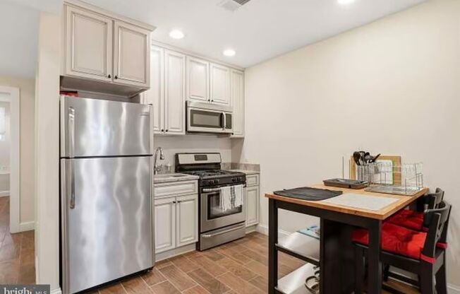 1 bed, 1 bath, 800 sqft, $2,095, Unit Unit B