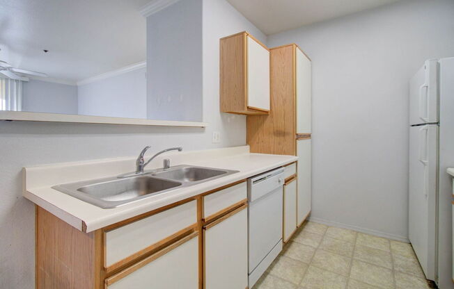 1 bed, 1 bath, 745 sqft, $1,300, Unit 2072