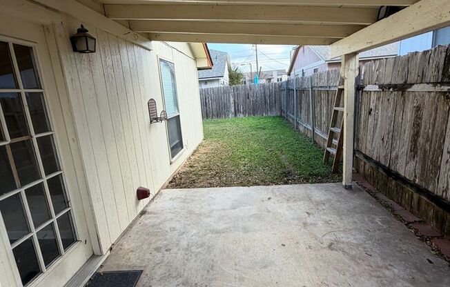 2/2 with backyard (llarda)