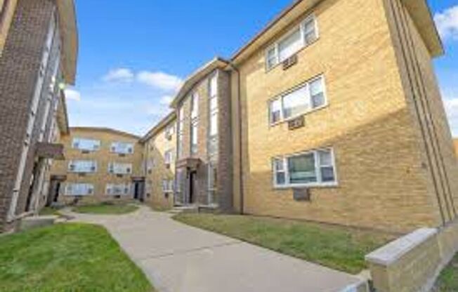 7818-7820 South Shore Drive