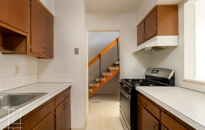 2 beds, 1.5 baths, $1,350, Unit 393 E Buttles Ave Apt. F