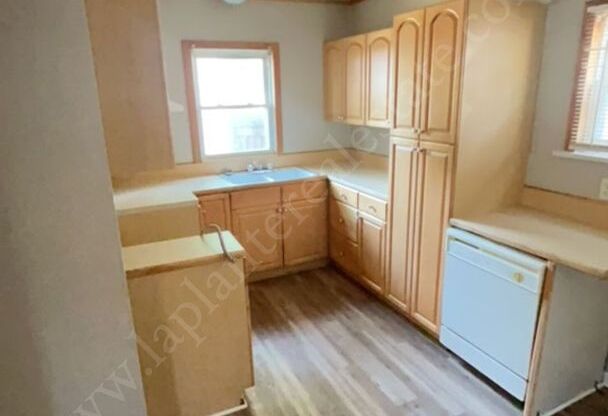 3 beds, 1 bath, $1,300