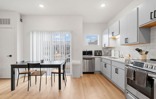2 beds, 1 bath, 728 sqft, $1,635, Unit 406