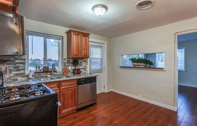 Eclectic 2 Bedroom 1 Bathroom with 2 Offices/Hobby Room