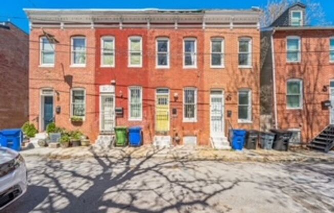 AMAZING 1 BEDROOM TOWNHOME IN HOLLINS MARKET