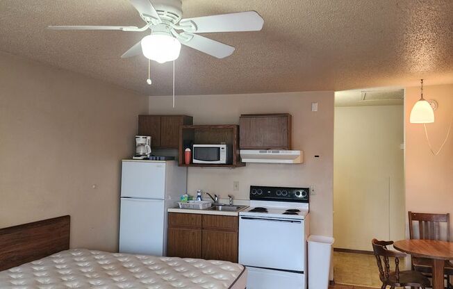 Studio, 1 bath, $750, Unit 25