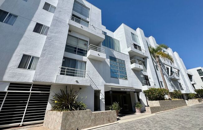 NATURAL LIGHT WITH OPEN FLOOR PLAN - This 2 BR, 2.5BA Townhome-style Condo is located in Brentwood