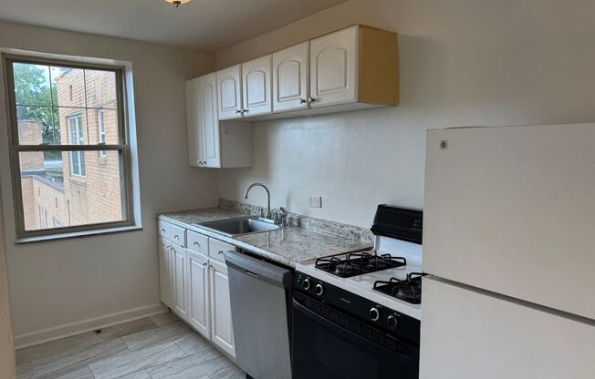 3 beds, 1 bath, 800 sqft, $2,075, Unit 410C