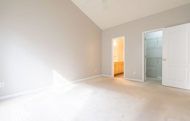 MOVE IN READY Townhome in the Heart of Suffolk!