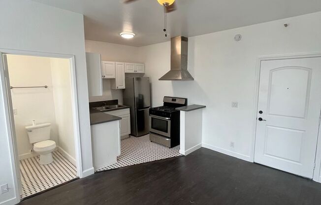 1 bed, 1 bath, $1,600, Unit 208