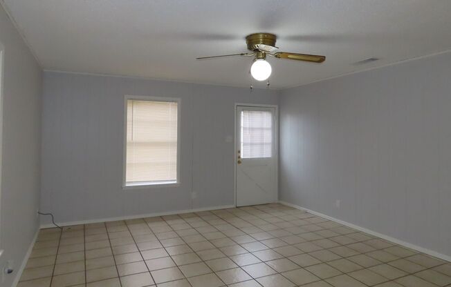 Charming 2 Bedroom, 1 Bath House in Whitehouse ISD. Lawn Care Included!