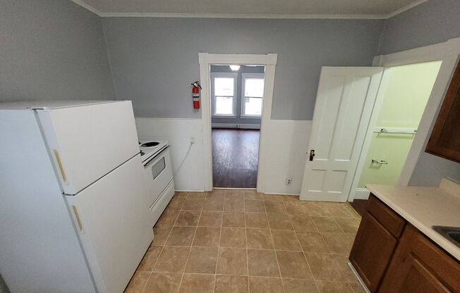 Studio, 1 bath, $1,400, Unit 10-3 Orange