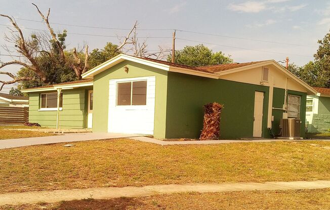 Cozy 3-Bedroom Home on a Corner Lot in Holiday, FL