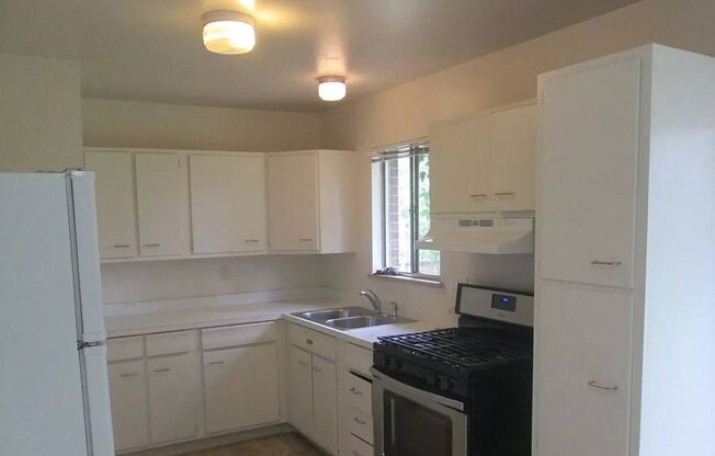 East Boulder Home - 5 bed + Office Available August 11th!