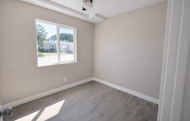 5 Bed / 3 Bath on Rockford Dr (Large Rooms & Backyard) – Walk to Campus!!