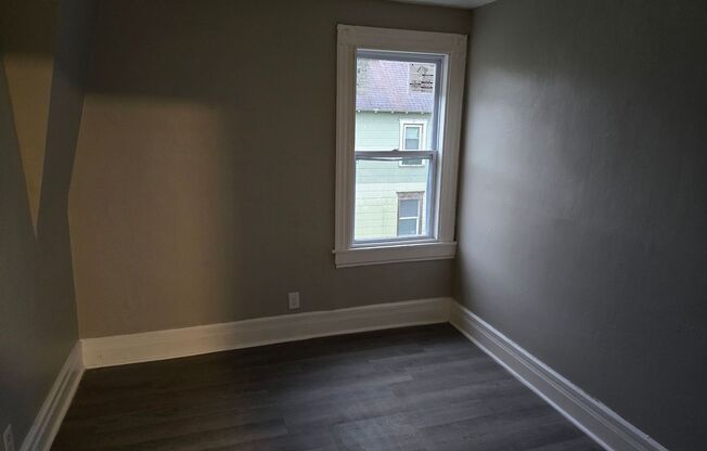 3 beds, 1 bath, $1,250, Unit 219 Elliot St Apt 2