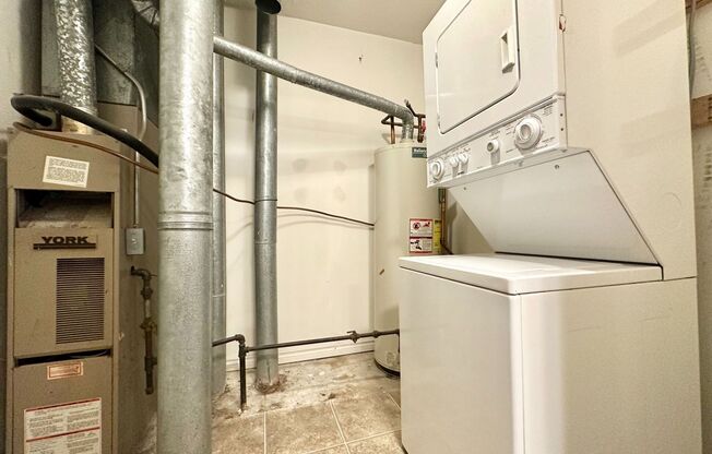 2 beds, 1 bath, 924 sqft, $1,075, Unit J3