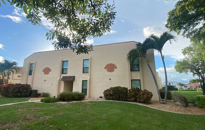 3 bedroom 2 bathroom condo in Cape Coral