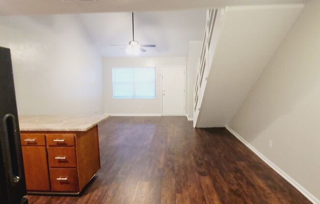 2 beds, 2 baths, $1,295, Unit Unit 18