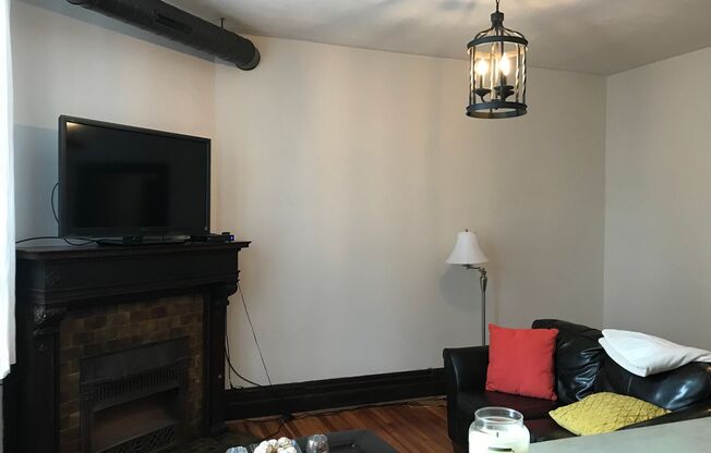 7033-7035 Meade